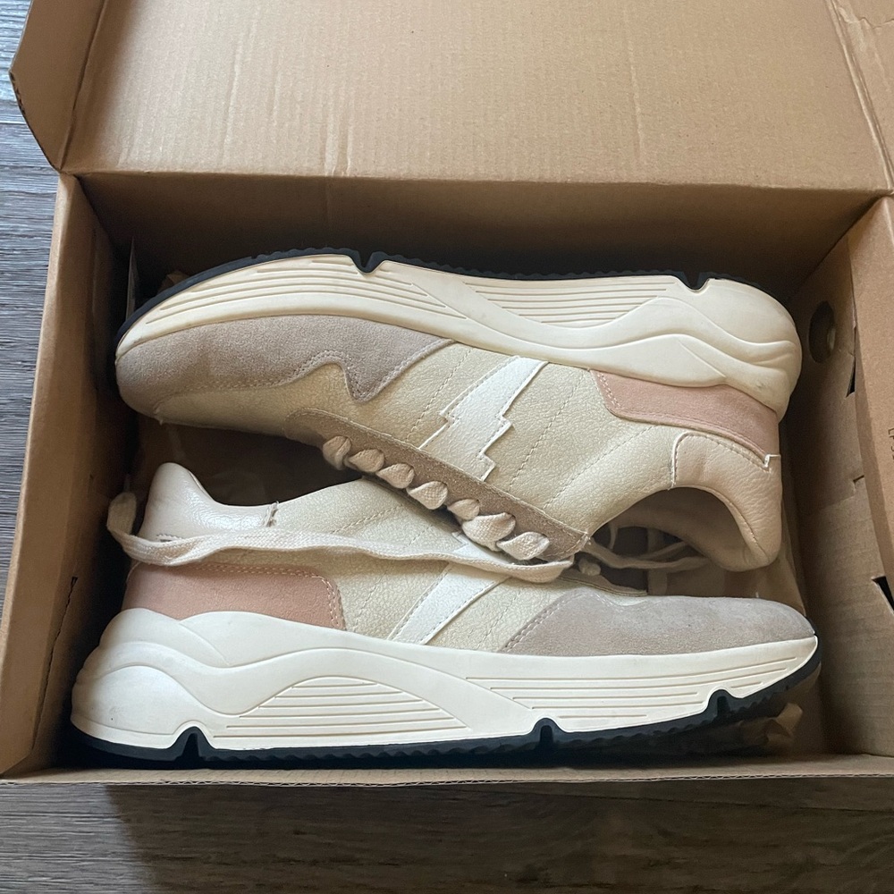 VICI- Bolt running sole sneaker